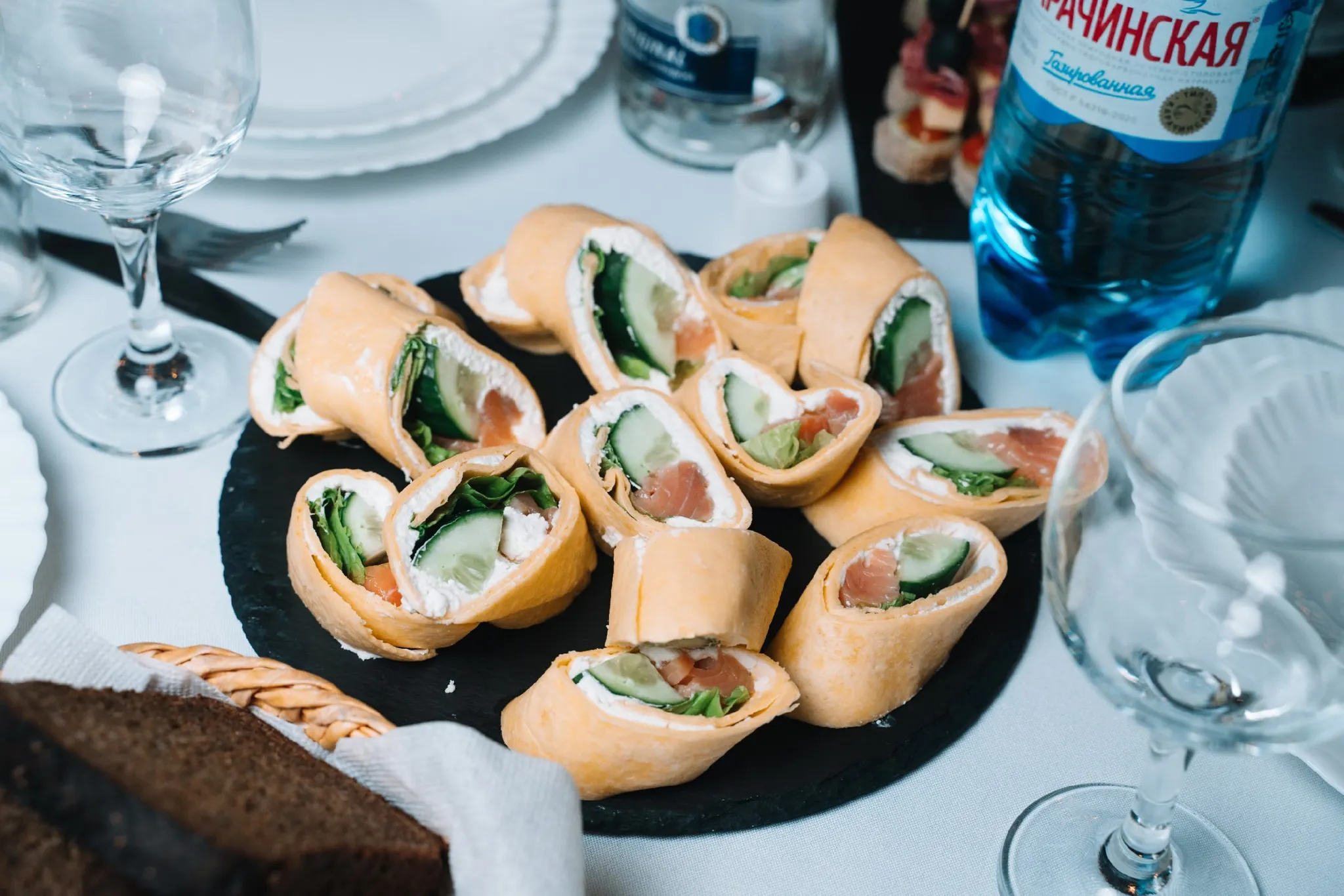 Рулетик с рыбкой и огурцом