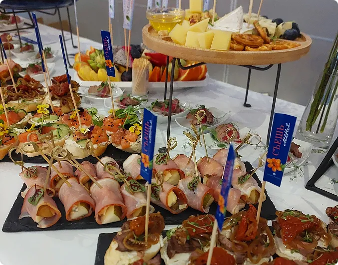 Фуршетный стол с изысканными закусками, Кейтеринг в Новосибирске